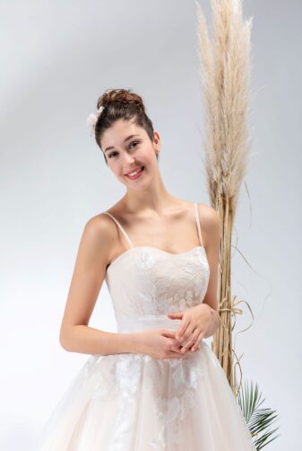 Brautmode In Berlin Eglantine 2020 Ivory Brautkleid EG C20 SENSIBLE 0777 Bei Avorio Vestito BrideStore And More Hochzeitsmode In Berlin Eiche